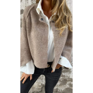Women's Classic Coat with Tailored Fit and Versatile Style